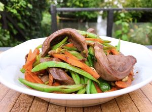 Hình của món Tim Heo Xào Đậu Que Cà Rốt.