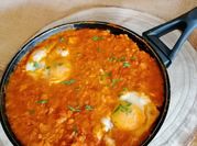 Una foto de shakshuka