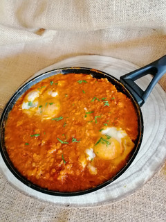 Una foto de Shakshuka con lentejas rojas