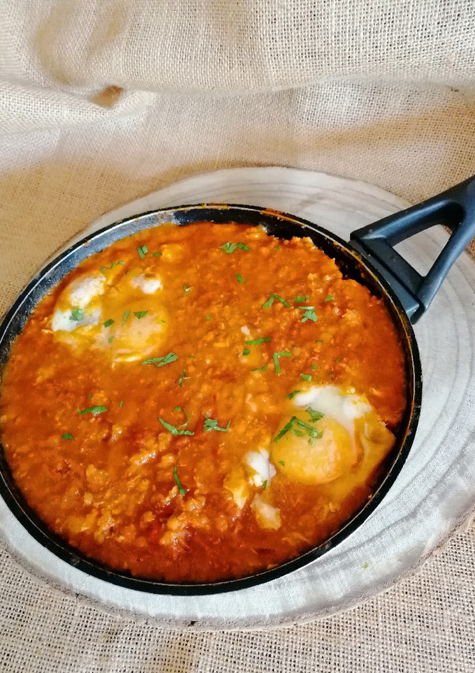 Una foto de Shakshuka con lentejas rojas