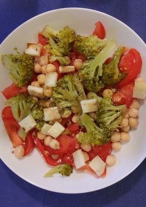 Foto principal de Ensalada rara de brécol, garbanzo y tomate