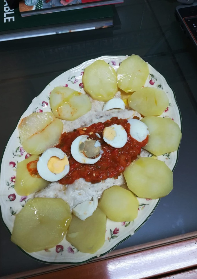 Una foto de Dorada al vapor con pisto de verduras, patatas y huevo duro. Receta Thermomix