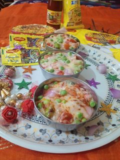 मैगी वेज कटोरी पिज़्ज़ा(Maggi veg katori pizza recipe in Hindi) रेसिपी मुख्य फोटो