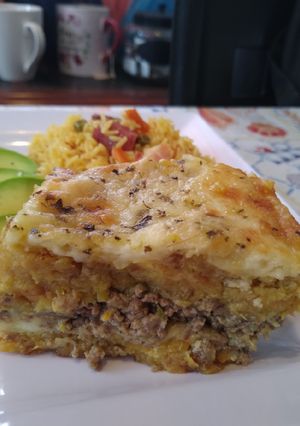 Una foto de Pastelón de amarillo