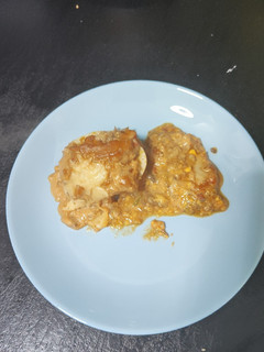 Una foto de Huevos rellenos con gambones y verduras