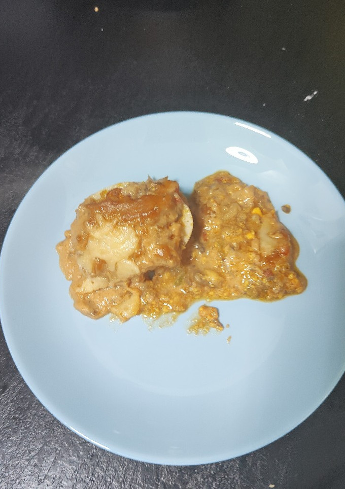 Una foto de Huevos rellenos con gambones y verduras