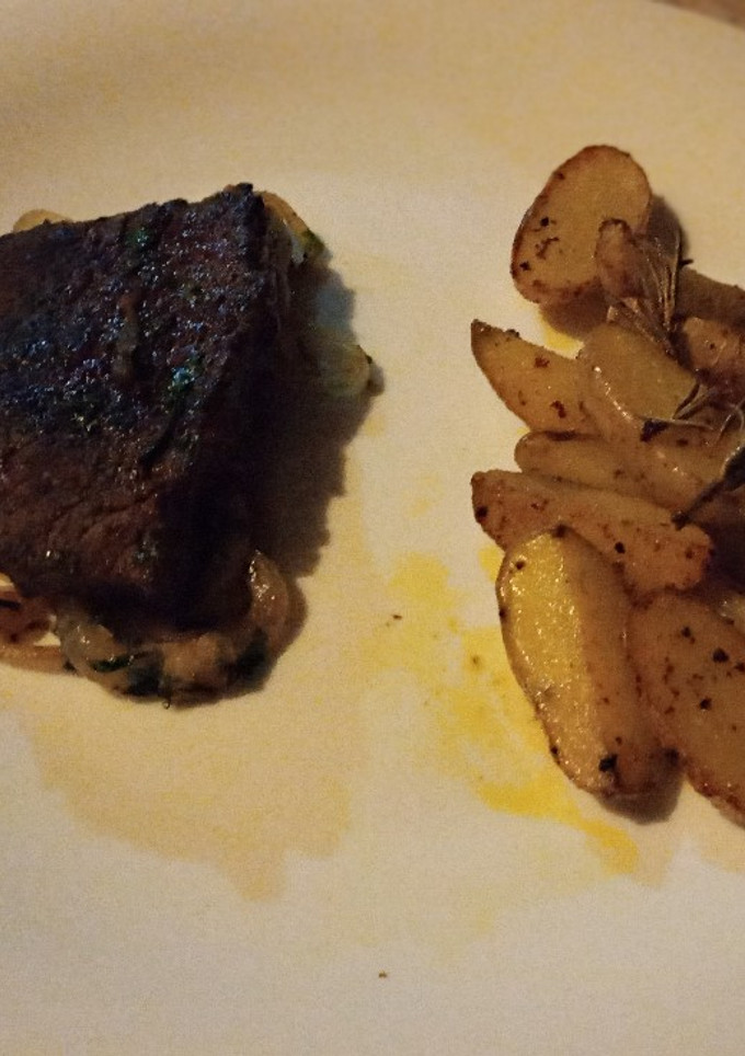 Una foto de Filete al perejil con papas rústicas