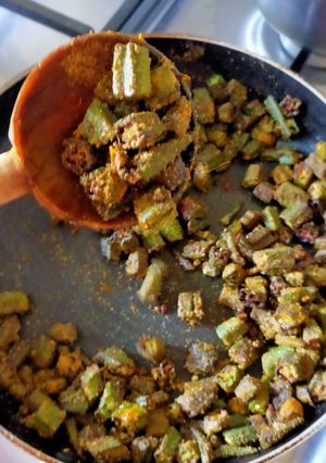 ક્રિસ્પી ભીંડા નું શાક (Crispy Bhinda Shak Recipe In Gujarati) રેસીપી મુખ્ય ફોટો