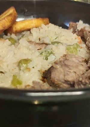 Una foto de Arroz con carne y arvejas