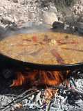 Paella con pollo, caracoles serranos y pota (callos)