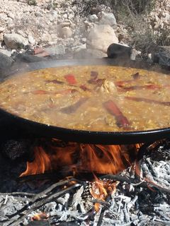 Una foto de Paella con pollo, caracoles serranos y pota (callos)