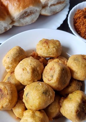 मुंबई स्पेशल बटाटे वडा (vada pav recipe in marathi) रेसिपी चे मुख्य फोटो 
