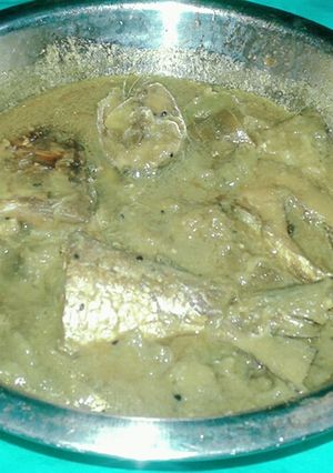 A picture of White curry of hilsha.
