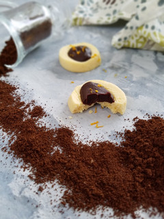 Una foto de Cookies de vainilla con ganache de chocolate y naranja