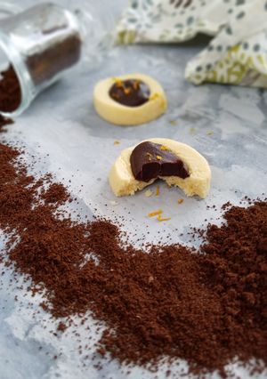 Una foto de Cookies de vainilla con ganache de chocolate y naranja