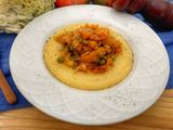 Polenta di mais integrale con ragù di verdure