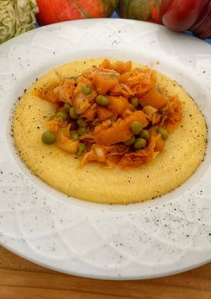 Foto di Polenta di mais integrale con ragù di verdure
