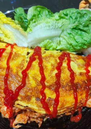 Une photo de Omurice (ou omelette fourrée)