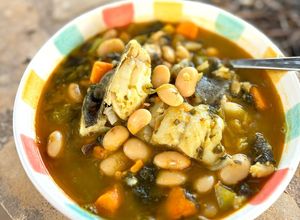 Foto principal de Potaje express de alubias con bacalao y grelos