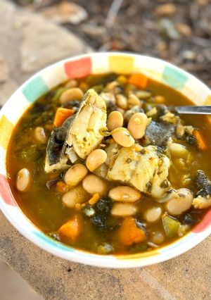 Una foto de Potaje express de alubias con bacalao y grelos