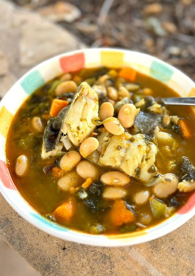 Una foto de Potaje express de alubias con bacalao y grelos