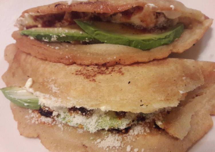 Quesadillas, empanadas, garnachas 🍗🍖🧀