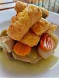 Menestra en escabeche con tacos de merluza a la romana