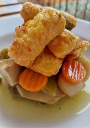 Una foto de Menestra en escabeche con tacos de merluza a la romana