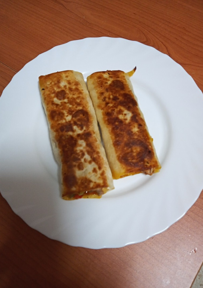 Una foto de Burritos de solomillo, verdura y gambas (Mar y montaña)