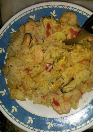 Una foto de Arroz Con Camarones Y Mejillones
