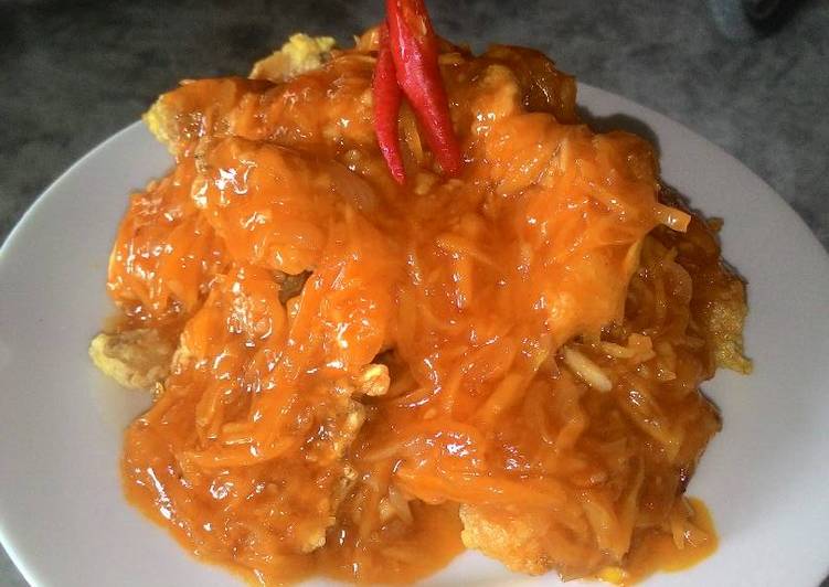 Gurame goreng tepung dengan saos asam manis