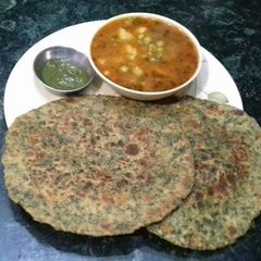 A picture of Raw bathua ka paratha.