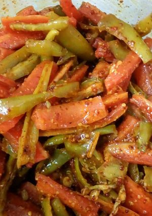 ताज़ा गाजर हरी मिर्च का आचार (Fresh carrot Green chilli pickle recipe in hindi) रेसिपी मुख्य फोटो