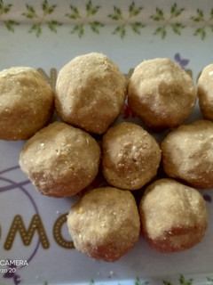 பொரிகடலை மாவு லட்டு (Porikadalai urundai recipe in tamil) செய்முறை முக்கிய புகைப்படம்