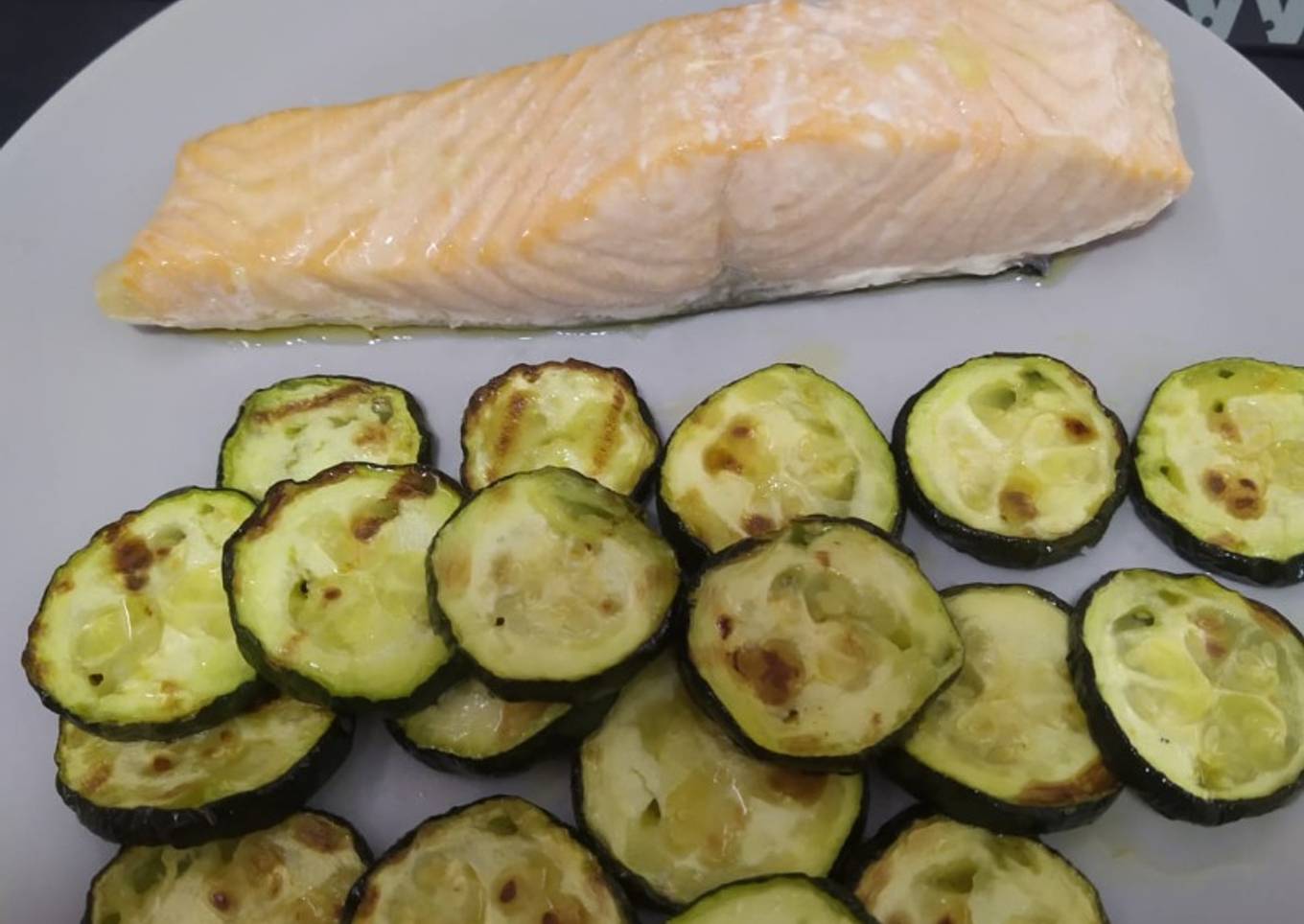 Salmón con calabacín al horno