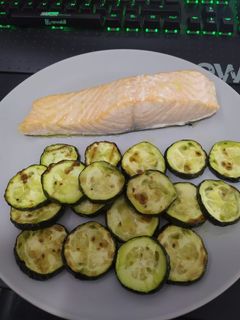 Una foto de Salmón con calabacín al horno