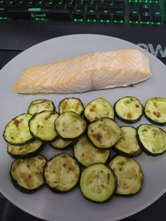 Una foto de Salmón con calabacín al horno
