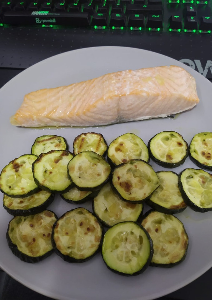 Una foto de Salmón con calabacín al horno