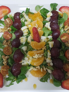 Una foto de Ensalada con frutas a la miel con queso 🍎🍓