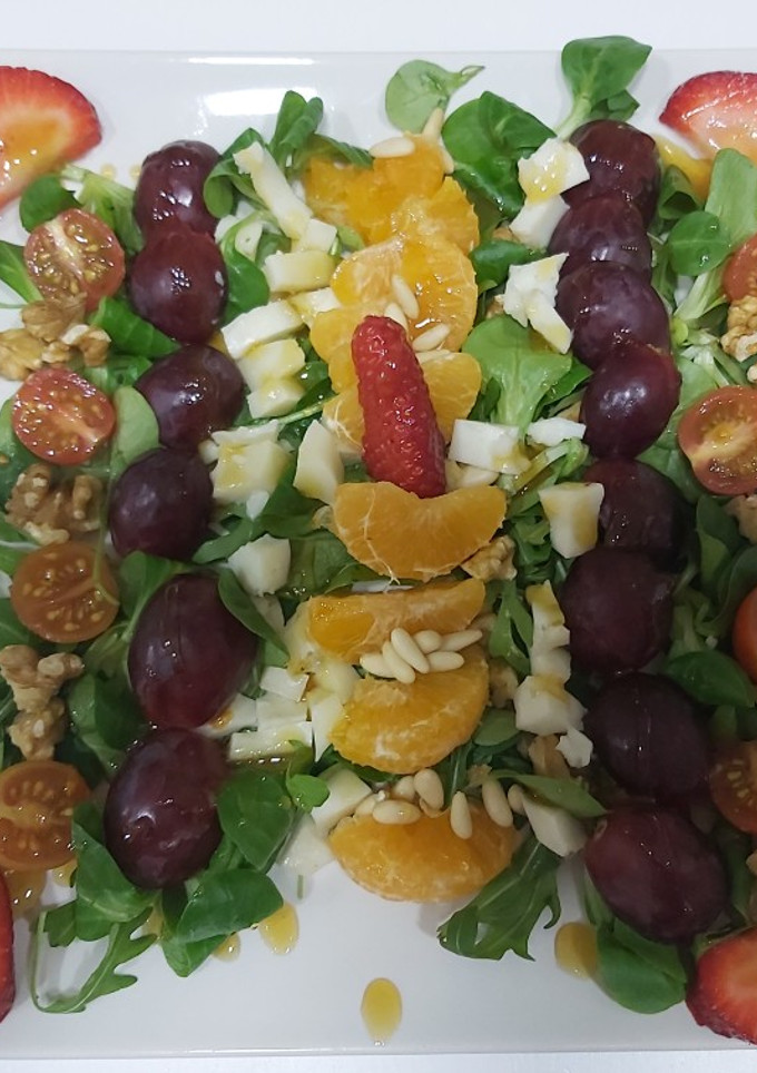 Una foto de Ensalada con frutas a la miel con queso 🍎🍓