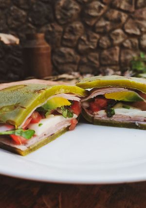 Una foto de Sándwich de nopal