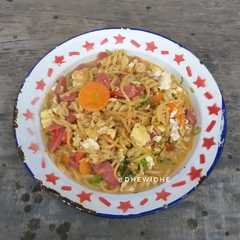 A picture of Seblak mie bahan seadanya.