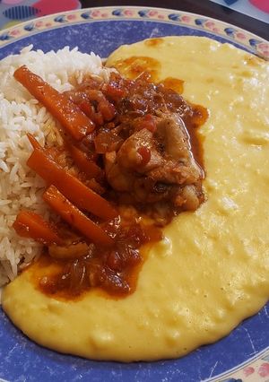 Una foto de Puré de papa con pollo adobado a la olla
