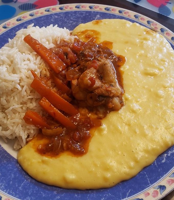 Una foto de Puré de papa con pollo adobado a la olla
