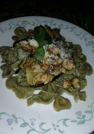 Una foto de Pasta con berenjena y pollo