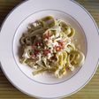 Tallarines con salsa de quesos, bacon y huevo cocido