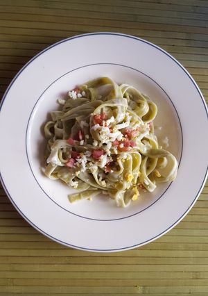 Una foto de Tallarines con salsa de quesos, bacon y huevo cocido