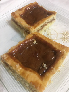 Una foto de Pasta frola rústica de dulce de leche/ membrillo con harina leudante