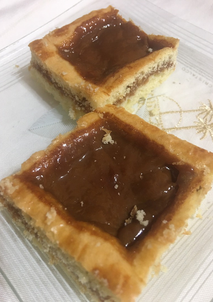 Una foto de Pasta frola rústica de dulce de leche/ membrillo con harina leudante