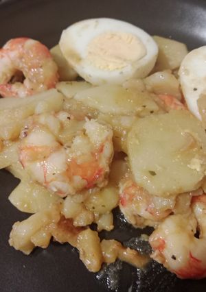 Una foto de Langostinos con patatas y huevo